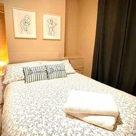 Newly Refurbished, Central Apartment With Permit Parking บาธ ภายนอก รูปภาพ