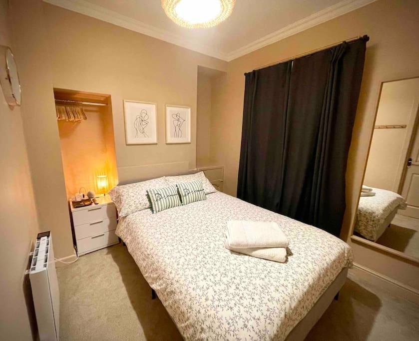 Newly Refurbished, Central Apartment With Permit Parking บาธ ภายนอก รูปภาพ