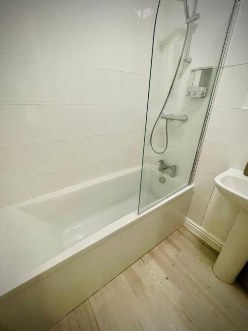 Newly Refurbished, Central Apartment With Permit Parking บาธ ภายนอก รูปภาพ