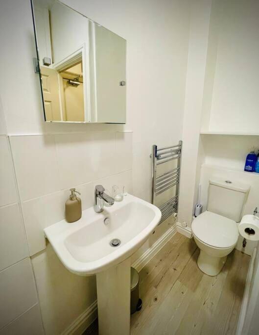 Newly Refurbished, Central Apartment With Permit Parking บาธ ภายนอก รูปภาพ