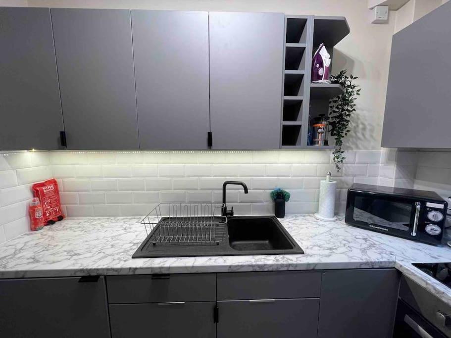 Newly Refurbished, Central Apartment With Permit Parking บาธ ภายนอก รูปภาพ