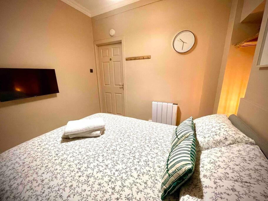 Newly Refurbished, Central Apartment With Permit Parking บาธ ภายนอก รูปภาพ