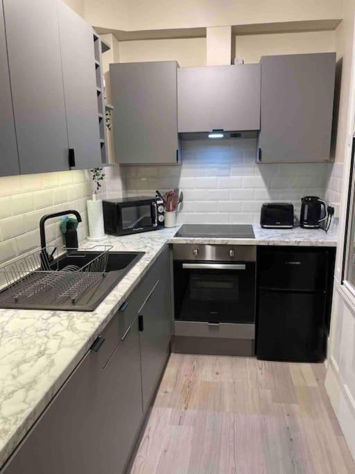Newly Refurbished, Central Apartment With Permit Parking บาธ ภายนอก รูปภาพ