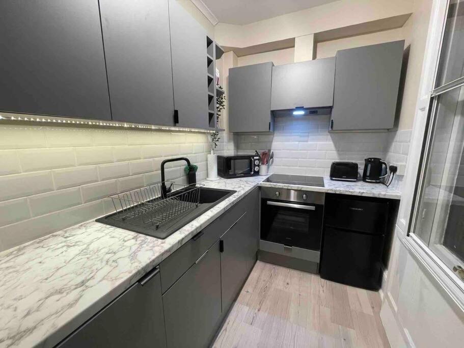 Newly Refurbished, Central Apartment With Permit Parking บาธ ภายนอก รูปภาพ