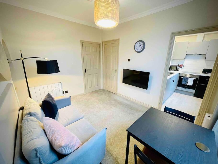 Newly Refurbished, Central Apartment With Permit Parking บาธ ภายนอก รูปภาพ