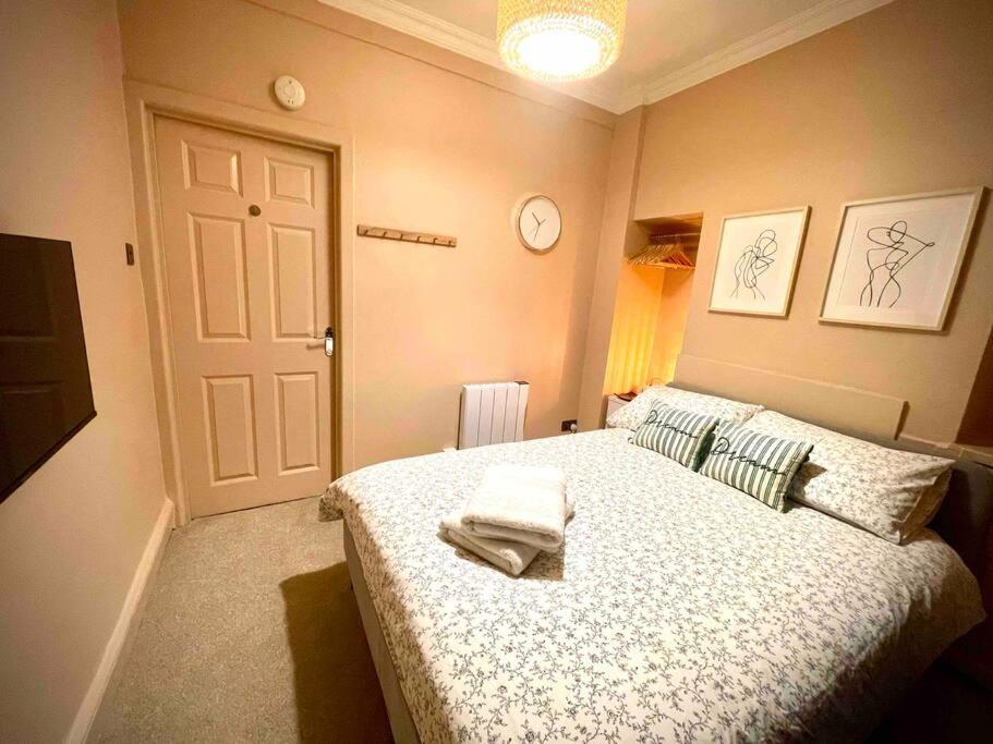 Newly Refurbished, Central Apartment With Permit Parking บาธ ภายนอก รูปภาพ